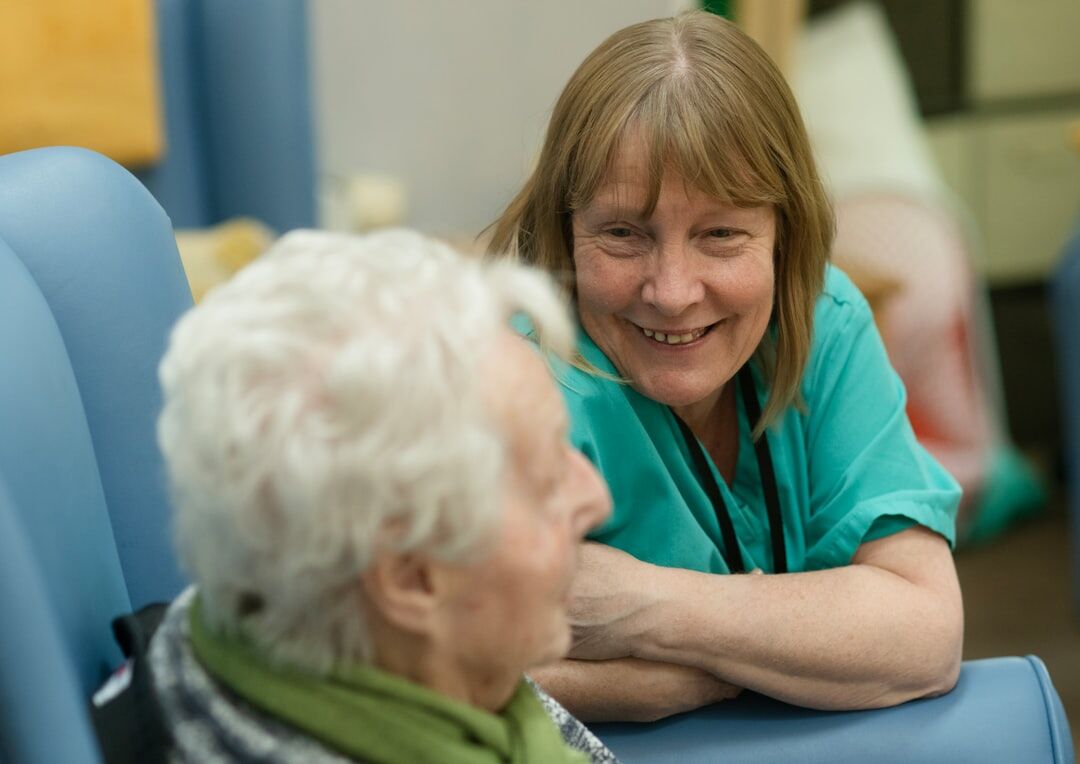Staff member helping a Croatian senior with paperwork at a desk